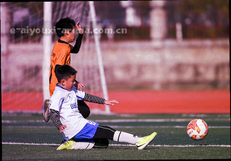 通勤场景抽象示意图，以冷色路径线把若干资料库入口连成一条最短检索路线，画面不出现真实人物面孔